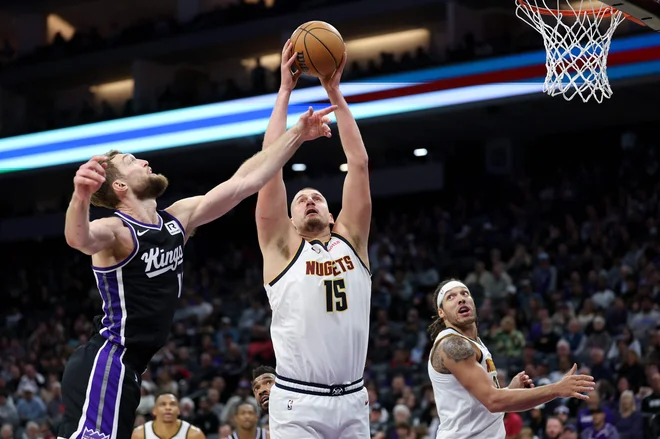 Najkoristnejši košarkar v ligi NBA Nikola Jokić se je po slabem prvem polčasu prebudil v drugem in prišel še do enega trojnega dvojčka. FOTO: Ezra Shaw/Getty Images Via AFP