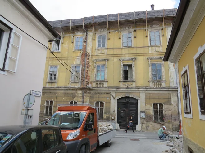 Takoj po novem letu bodo začeli temeljito obnovo Narodnega doma v Novem mestu. FOTO: Bojan Rajšek/Delo