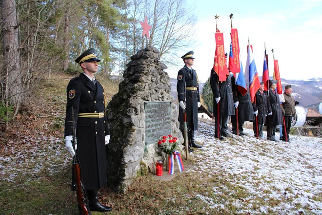 Garda Slovenske vojske pred spomenikom na Tisju. FOTO: Bojan Rajšek/Delo