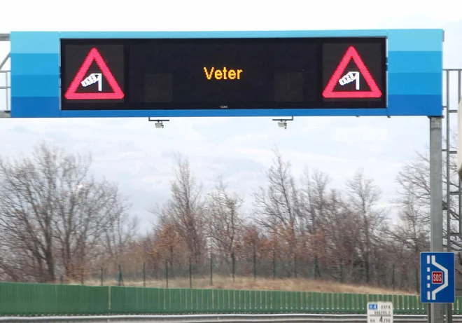 Zaradi burje je zaprt del primorske avtoceste. FOTO: Igor Mali