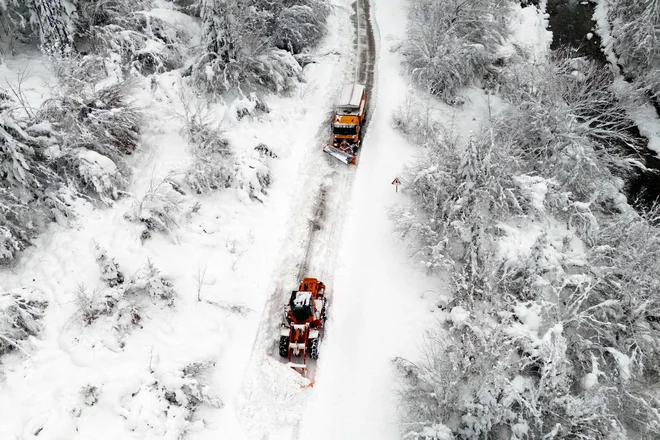 Sneg je v minulih dneh zasul številne kraje v severnem in osrednjem delu Bosne in Hercegovine. FOTO: Elvis Barukcic/Afp