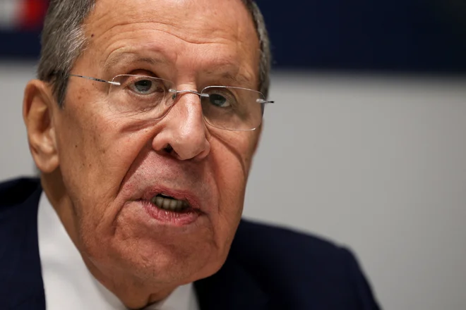 Sergej Lavrov je ponovno izjavil, da je ukrajinska vlada nelegitimna in zato neprimerna za pogajalskega partnerja. FOTO: Florion Goga/Reuters