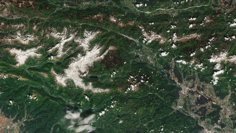 Takole je evropski satelit iz programa Copernicus maja 2018 slikal našo najvišjo goro Triglav. Foto Esa/Copernicus