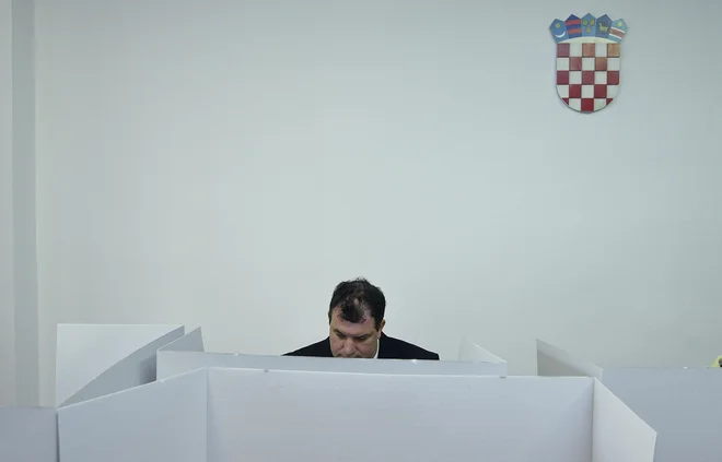 Volišča bodo zaprli ob 19. uri, ko bodo televizije objavile rezultate vzporednih volitev. FOTO: Ronald Gorsic/Cropix