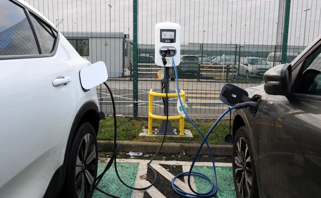 Uvajanje elektrike v cestni promet je ena najkorenitejših tehnoloških sprememb, ki vpliva tudi na investitorje. FOTO: Temilade Adelaja/Reuters