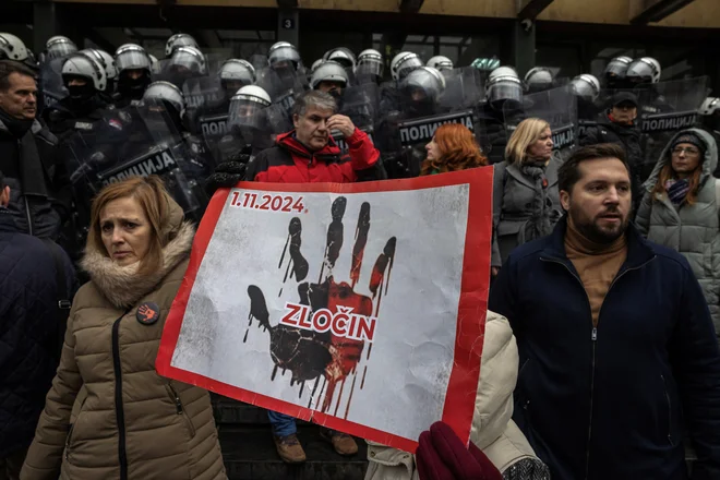 Po nesreči je po državi potekalo več protestnih shodov, na katerih so državljani zahtevali odgovornost lokalnih in državnih oblasti. FOTO: Marko Djurica/Reuters