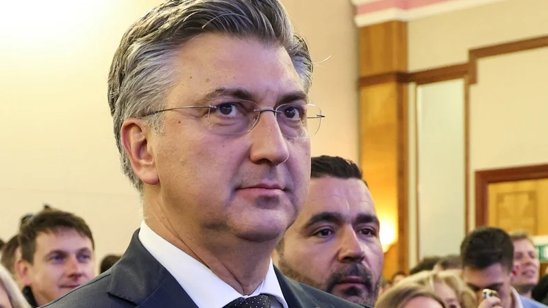 Andrej Plenković ni navdušen nad rezultati nedeljskega prvega kroga predsedniških volitev. FOTO: Djordje Kojadinović/Reuters
