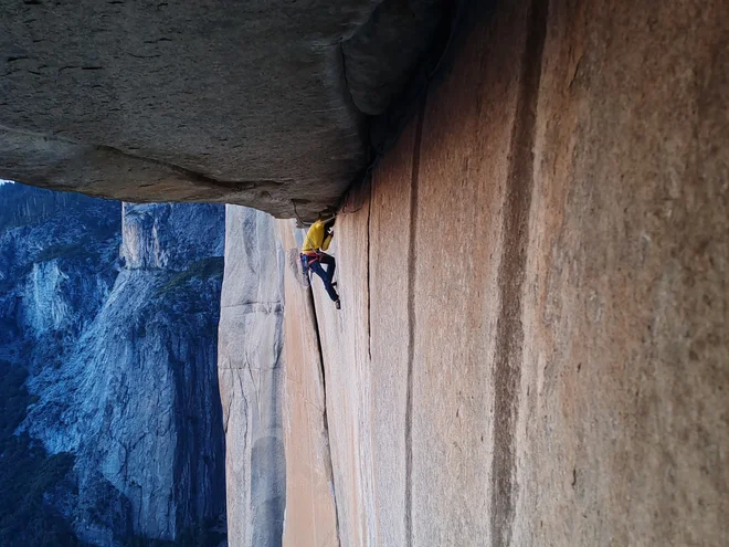 Jernej Kruder v znameniti strehi, v najtežjem raztežaju smeri El Corazon - Roof traverse 5.13b. FOTO: Dirk Uhlig