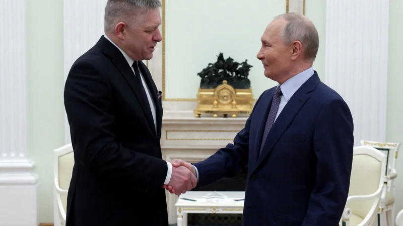 Fico ohranja stike z ruskim voditeljem Vladimirjem Putinom in se je konec decembra ponudil za gostitelja morebitnih pogovorov med Moskvo in Kijevom o končanju vojne v Ukrajini. FOTO: Gavriil Grigorov/Reuters