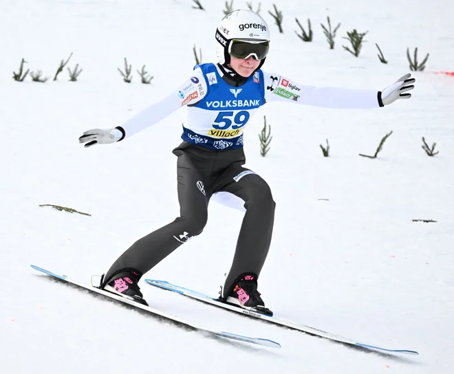 Nika Prevc odlično skače, a to v tujini spremlja malo gledalcev. FOTO: Barbara Gindl/AFP
