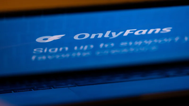 Furs je vse, ki objavljajo na OnlyFans, pozval, naj preverijo, ali so ustrezno registrirani in ali so napovedali vse dohodke, dosežene iz te dejavnosti. FOTO: Carlos Barria/Reuters