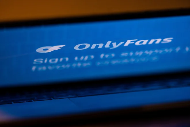 Furs je vse, ki objavljajo na OnlyFans, pozval, naj preverijo, ali so ustrezno registrirani in ali so napovedali vse dohodke, dosežene iz te dejavnosti. FOTO: Carlos Barria/Reuters