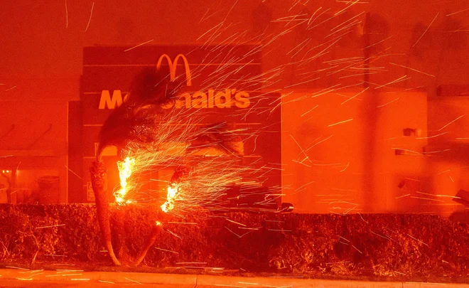 Ogenj je požrl tudi restavracijo McDonalds. FOTO: Josh Edelson/AFP