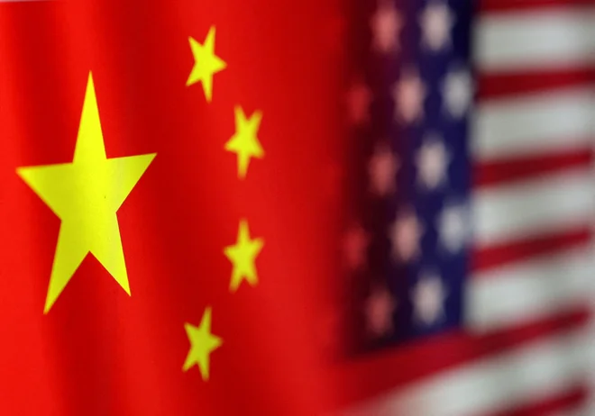 Trump bo svoj drugi mandat kot predsednik ZDA začel z napovedjo novih carin na kitajsko blago, da bi Peking prisilil k sklenitvi novega gospodarskega sporazuma. FOTO: Dado Ruvic/Reuters