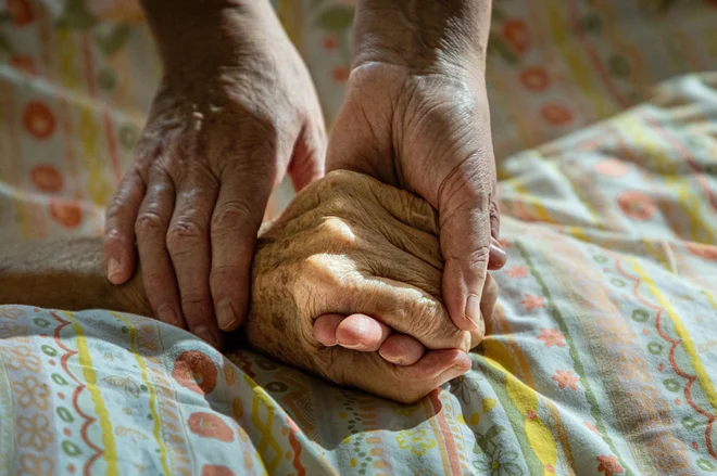 Predlagatelj zakona ohranja idejo, da bi asistenco pri samousmrtitvi izvajala primarna zdravstvena služba v okviru svojega rednega dela. FOTO: Voranc Vogel