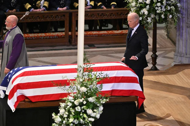 Ameriški predsednik Joe Biden ob krsti demokratskega predhodnika Jimmyja Carterja. FOTO: Roberto Schmidt/Afp