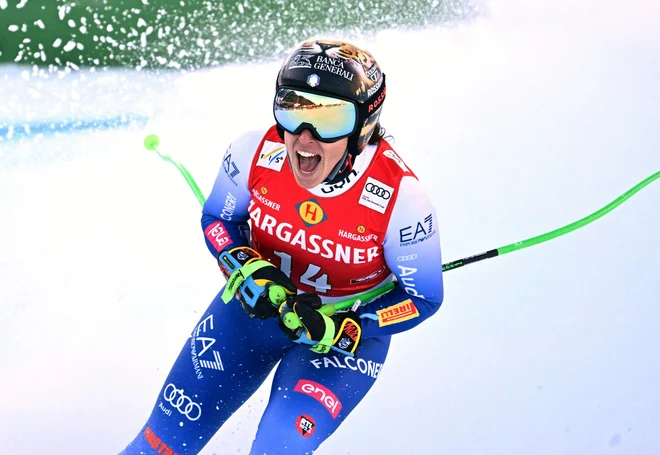 Veselje Federice Brignone po prvi smukaški zmagi kariere, dosegla jo je pri 34 letih. FOTO: Barbara Gindl/AFP