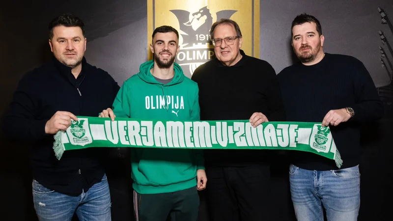 Jurgen Čelhaka (drugi z leve) je včeraj okrepil Olimpije, kar so zakoličili (z leve) Igor Barišić, predsednik Adam Delius in Igor Boromisa. FOTO: NK Olimpija/sportida