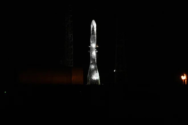 Na Floridi je še noč. Inženirji in kontrolorji imajo precej dela, za zdaj raketa še ni poletela. FOTO: Miguel J. Rodriguez Carrillo/AFP