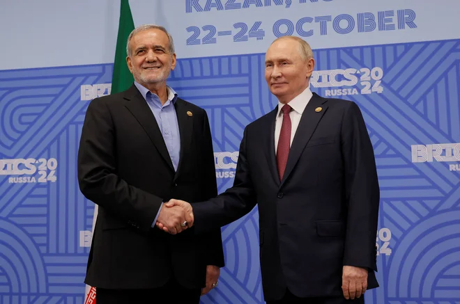 Nazadnje sta se rokovala oktobra lani, ko sta bila oba prisotna na srečanju bloka BRICS. FOTO: Maxim Shemetov/Reuters