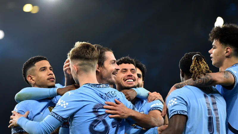 Manchester City čaka še kar nekaj pravnih bitk, predvsem zaradi nelegalnega financiranja kluba pod pretvezo sponzorskih pogodb. FOTO: Peter Powell/Reuters