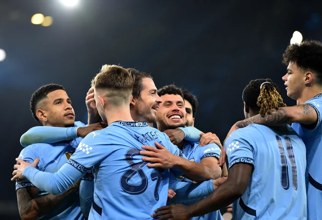 Manchester City čaka še kar nekaj pravnih bitk, predvsem zaradi nelegalnega financiranja kluba pod pretvezo sponzorskih pogodb. FOTO: Peter Powell/Reuters