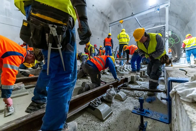 Pred tremi meseci so na oporniku viadukta Glinščica (na fotografiji) izmerili, da se je celotno pobočje nad portalom predora T1 v dolini Glinščica premaknilo za približno pet centimetrov. Foto arhiv 2TDK