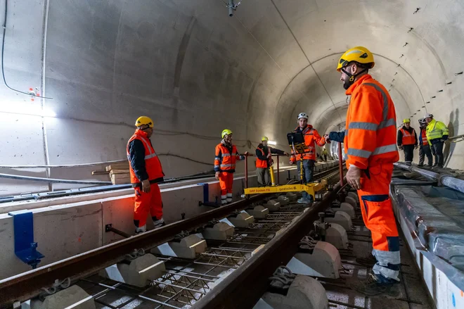 Do zdaj so delavci Železniško-gradbenega podjetja Ljubljana položili že 500 metrov tirov v beton. Pričakovana življenjska doba takih tirov je 60 let. Foto arhiv 2TDK