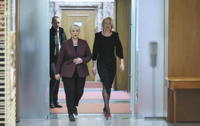 Zdelo se nam je pomembno, da bi nas predsednica republike slišala, tako kot nas je – priznam, da z večjim sočustvovanjem – slišala predsednica državnega zbora Urška Klakočar Zupančič. (Na fotografiji Nataša Pirc Musar (levo) in Urška Klakočar Zupančič v državnem zboru 16. decembra 2024.) FOTO: Jože Suhadolnik