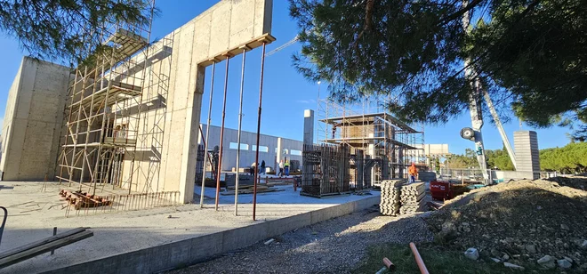Drava je zgradila pritličje, zdaj mora še mansardo. Sašo Kovačec iz Drave GP ni mogel povedati, kdo bodo najemniki vseh načrtovanih lokalov, ker so še v fazi razgovorov glede vsebine. Ni nam izdal niti investicijske vrednosti, marveč le to, da bo objekt zgrajen »do poletja 2025«. Foto Boris Šuligoj