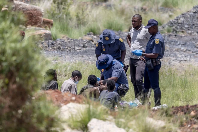 Južnoafričani ljudem, ki nezakonito rudarijo v opuščenih rudnikih, pravijo zama zamas, kar v jeziku zulu pomeni tisti, ki poskušajo. Pogosto gre za migrante iz sosednjih držav. FOTO: Christian Velcich/AFP