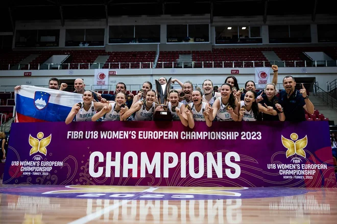 Slovenske košarkarice do 18 let so leta 2023 osvojile evropsko krono. FOTO: Fiba