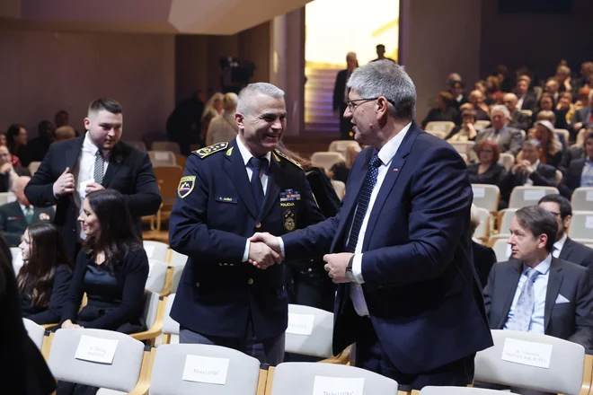 Notranji minister Boštjan Poklukar je sprejel odstop generalnega direktorja Policije Senada Jušića in njegovo dejanje označil za častno. FOTO: Leon Vidic