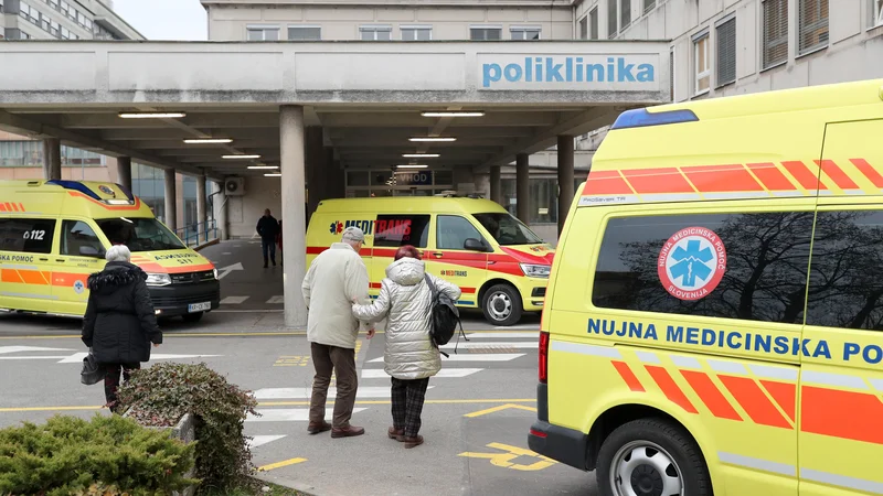 Novost, ki jo prinaša predlog novele, je tudi, da javni zdravstveni zavodi lahko sklepajo podjemne pogodbe s katerim koli zdravstvenim delavcem, ki ima vse pogoje in licence – ampak samo s fizično osebo, ne pa samostojnim podjetnikom ali podjetjem. FOTO: Blaž Samec/Delo