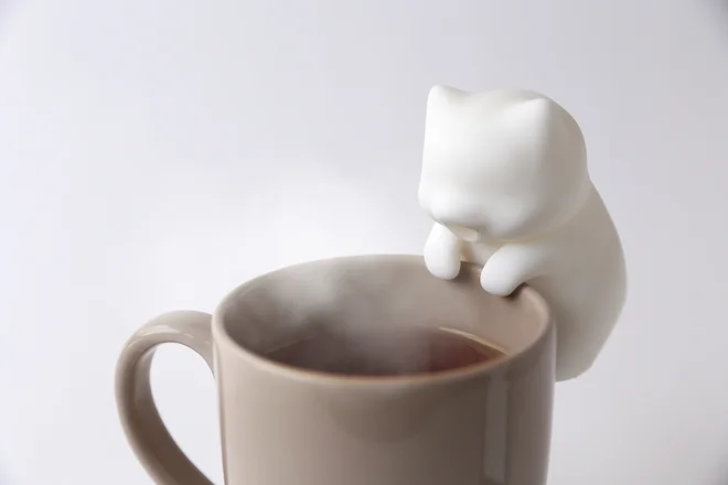 Nekojita fufu, še en simpatičen robotek, s pihanjem hladi kavico. Uporabno? No, ja. FOTO: Yukai Engineering