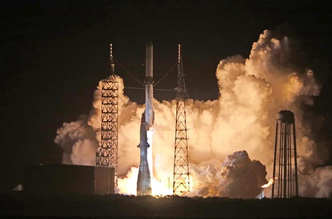 Raketa new glenn je uspešno poletela in dosegla orbito. FOTO: Gregg Newton/AFP