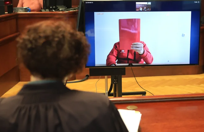 Obtoženi se je oglasil prek videokonference, obraz je skril. FOTO: Dejan Javornik