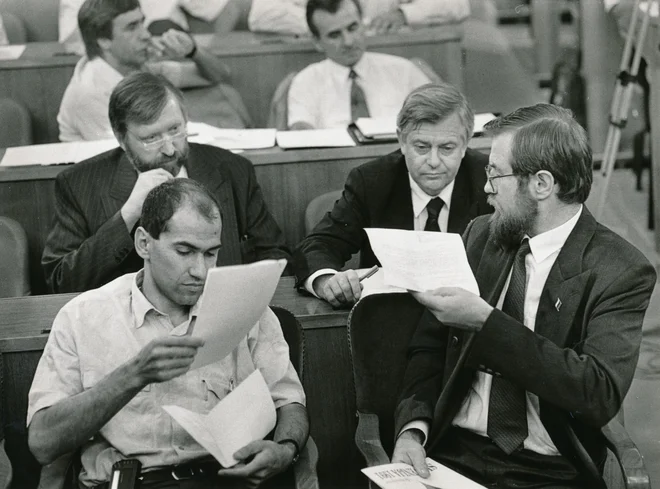 Med razpravo v skupščini 11. julija 1991 je prišlo do razcepa, ko je obrambni minister Janša kritiziral brionsko deklaracijo. FOTO: Igor Modic