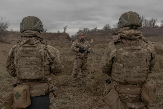 Kampanja ukrajinskih oblasti za okrepitev oboroženih sil je sprožila strah med moškimi v primerni starosti za vpoklic, pri čemer jih je več tisoč pobegnilo iz države. FOTO: Roman Pilipey/AFP