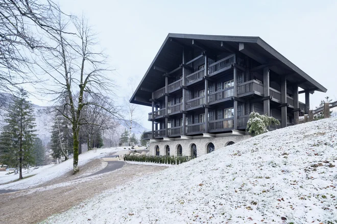 Z interpretacijo stavbne dediščine je arhitektom uspelo doseči, da se hiša na prvi pogled zdi, kot da je že od nekdaj tam. Podroben pogled pa razkrije sodobno oblikovanje. FOTO: Miran Kambič