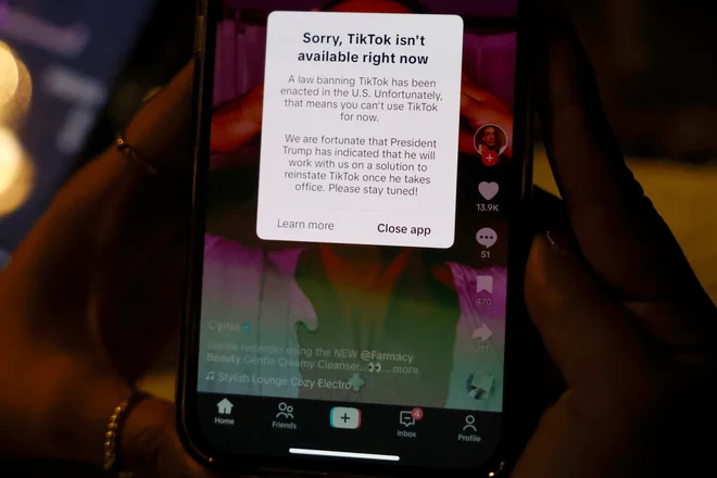 Sporočilo, ki se je pojavilo na aplikaciji tiktok. Sedaj spet deluje. FOTO: Shannon Stapleton/Reuters