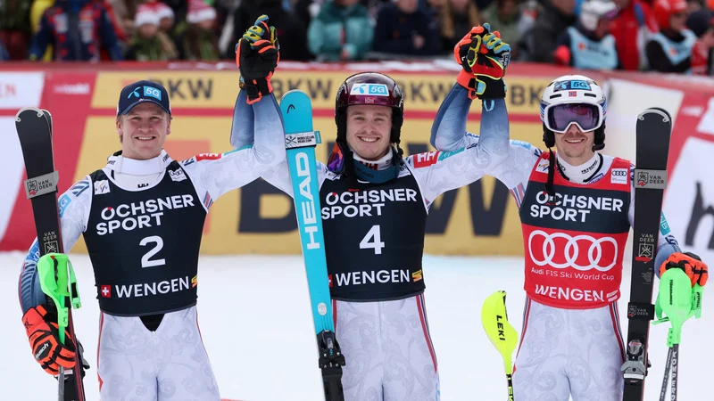 Norvežani Atle Lie McGrath (na sredini), Timon Haugan (levo) in Henrik Kristoffersen (desno) so slavili trojno zmago na slalomu v Wengnu. FOTO: Claudia Greco/Reuters