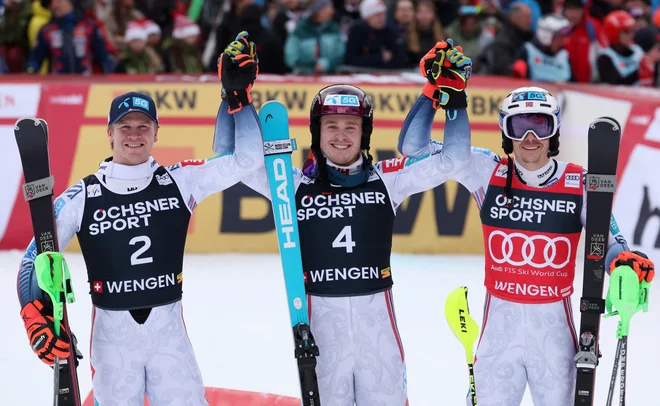 Norvežani Atle Lie McGrath (na sredini), Timon Haugan (levo) in Henrik Kristoffersen (desno) so slavili trojno zmago na slalomu v Wengnu. FOTO: Claudia Greco/Reuters