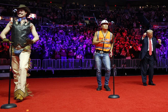 Takole je zaplesal novoizvoljeni predsednik Donald Trump ob nastopu Village People in pesmi YMCA včeraj na zmagovalnem shodu v dvorani Capital One Arena. FOTO: AFP