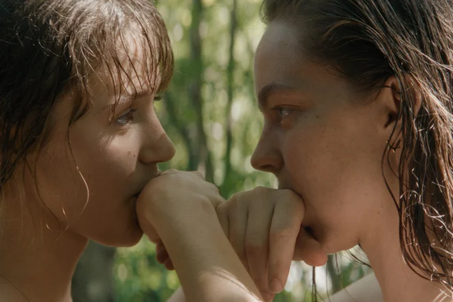 V filmu sledimo zgodbi 16-letne Lucije, ki poje v dekliškem pevskem zboru. FOTO: Spok Films