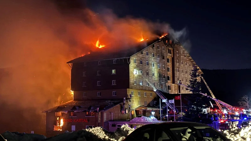 Požar je izbruhnil v restavraciji hotela Grand Kartal. FOTO: Ihlas News Agency via Reuters