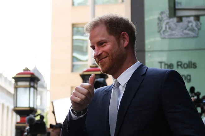 Britanski tabloidi Ruperta Murdocha so se princu Harryju opravičili zaradi vdora v zasebnost in mu bodo plačali precejšnjo odškodnino. FOTO: Adrian Dennis/AFP