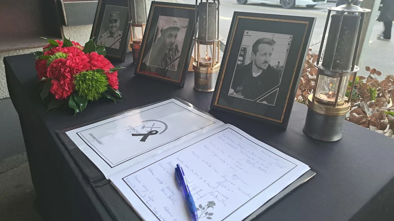 Odprli so žalno knjigo za tri umrle rudarje, pripravili bodo tudi žalno slovesnost. FOTO: Špela Kuralt/Delo