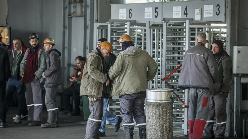 Rudarji Premogovnika Velenje so morali takoj po nesreči spet v jamo. Tudi strokovnjak pravi, da je vzdrževanje nujno, a priznava, da je vprašanje, kaj to pomeni za rudarje, ki morajo po taki nesreči spet na delo globoko pod zemljo. FOTO: Jože Suhadolnik/Delo