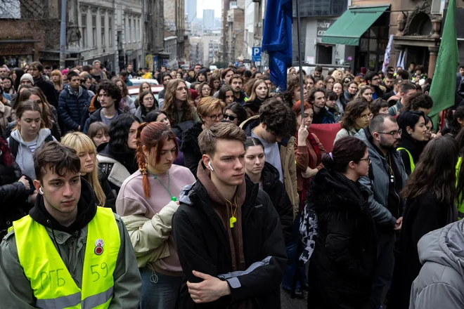Študentom elektrotehnike so se na protestu proti skorumpirani srbski oblasti pridružili vplivni sindikati državnih energetskih družb kot uvod v današnjo splošno stavko.
Foto Marko Djurica/Reuters